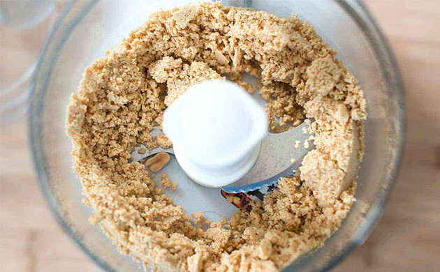 Инструкция по приготовлению пасты с добавлением канна-масла Размолоть арахис в блендере