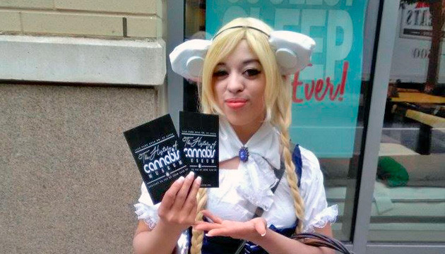 Сотрудник музея марихуаны в Вашингтоне Медсестра из музея конопли