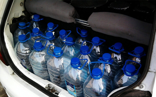 Полив конопли в диком ауте 5 литровые бутылки с водой в багажнике