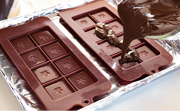 Разлить шоколад по формочкам